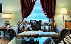 Retro Seaside Apt With Patio